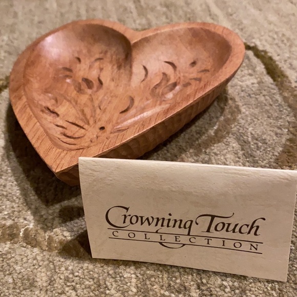 ~Crowning Touch~ Vintage Carved Heart Shaped Bowl - Picture 2 of 5